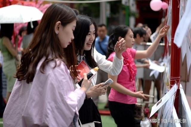 乐鱼体育：2023年上海宾利女销售穿短裙下蹲走光疑似“未穿内裤”(图3)