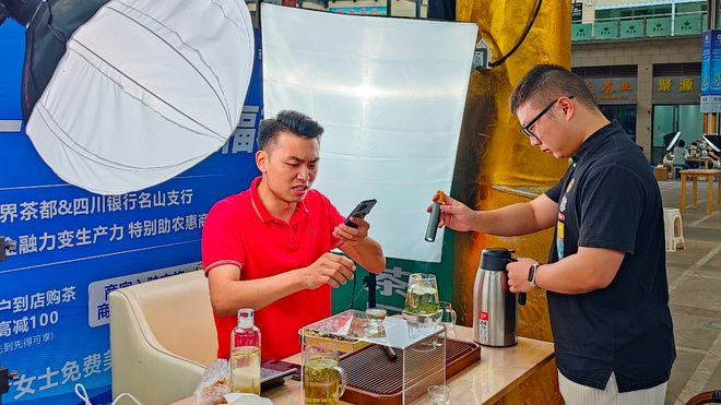 乐鱼体育：【雅安名山】“云”销售让茶香飘得更远(图3)