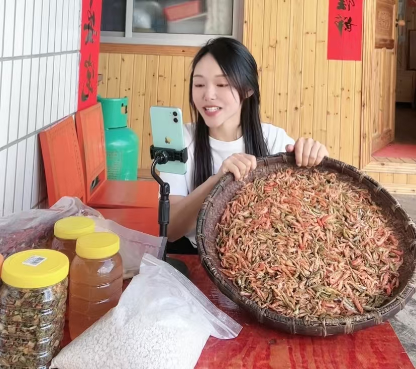 乐鱼体育：电商直播交流助农销售农产品(图3)