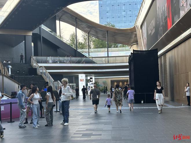 Leyu体育：逛商场也是人挤人！成都SKP、万象城暑期客流同比增长30%交子商圈上半年销售额同比增长177%(图2)