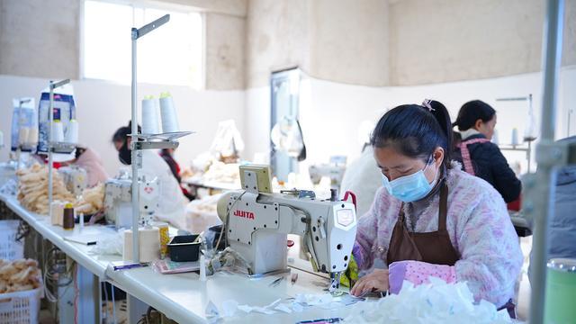 乐鱼体育：日均销售1000余单龙陵农家小院电商直播催生庭院经济发展(图7)